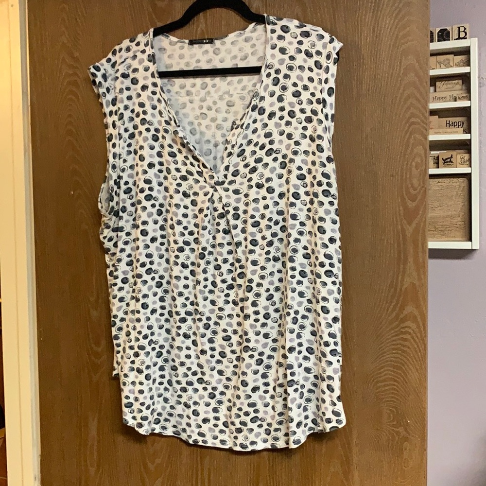 Sleeveless top with abstract pattern